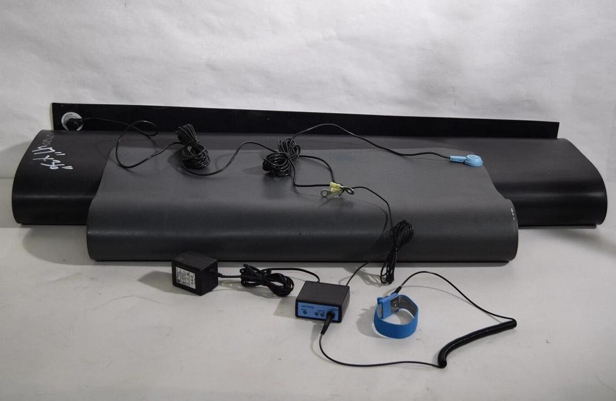 Used ARATRON AEI-DT020 ESD Monitor w/ 2 Mats 47"x36" & 60"x24" Wearwell Desk Mat Kit