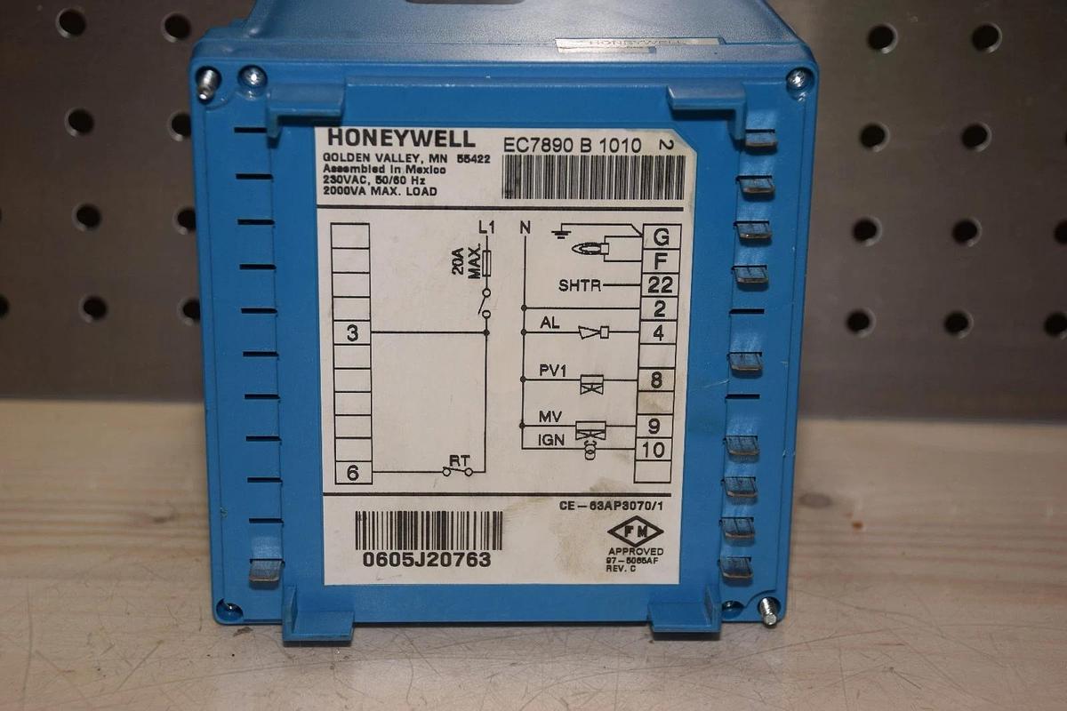 Used HONEYWELL EC7890-B-1010 230VAC 50/60Hz BURNER CONTROLLER