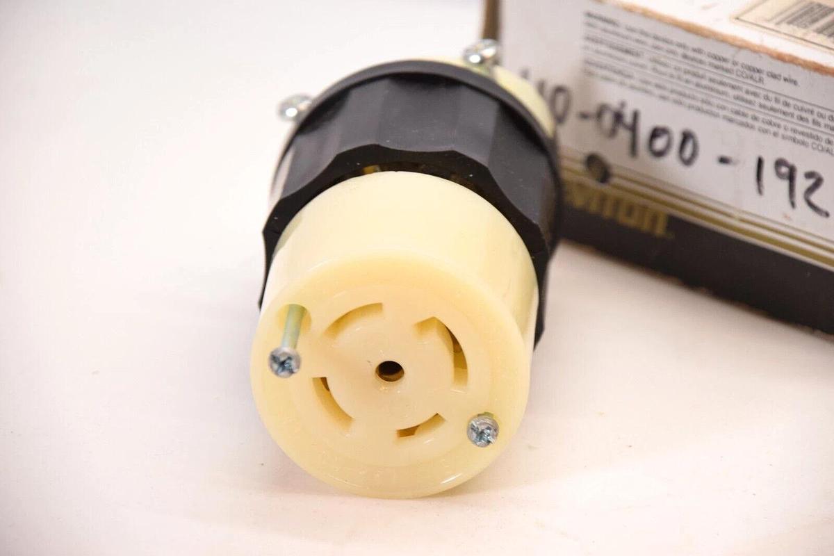 Leviton 2823  Locking Connector Grounding 30A-277/480v 3ph (NEW)