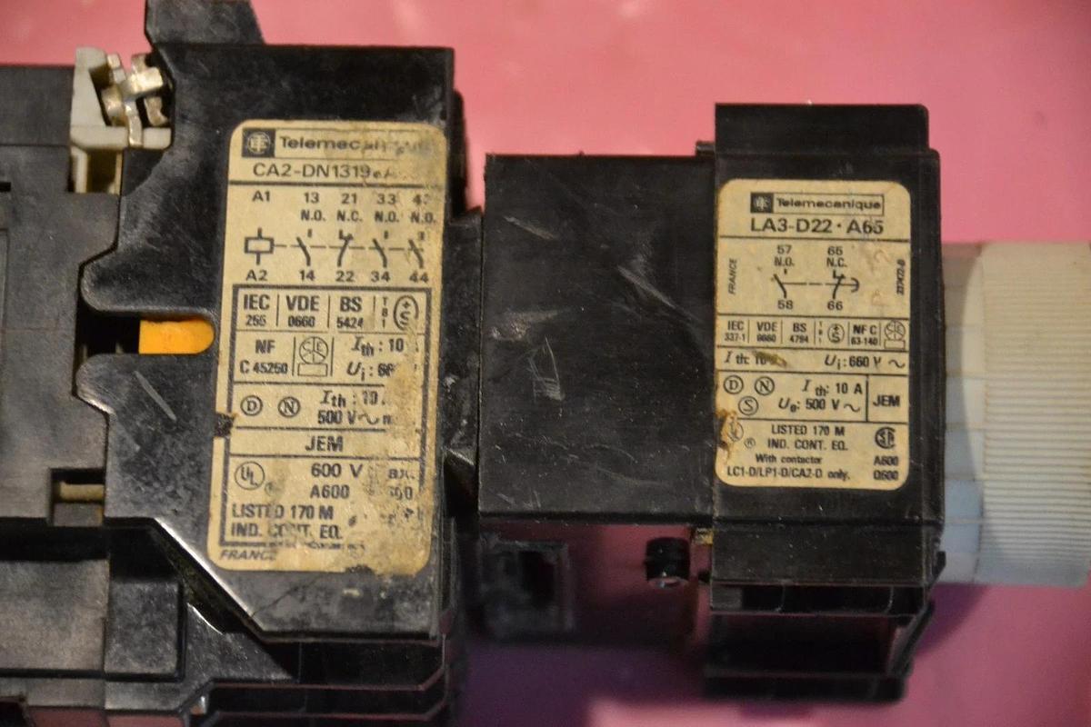 Used TELEMECANIQUE RELAY CA2-DN1319 WITH LA3-D22 600V 600 V