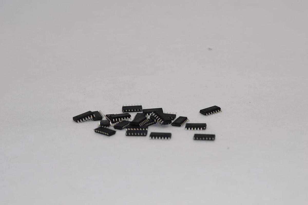 (NEW - Lot of 2) MACRONIX MX68X153-PC 40-Pin Semi-Conductor