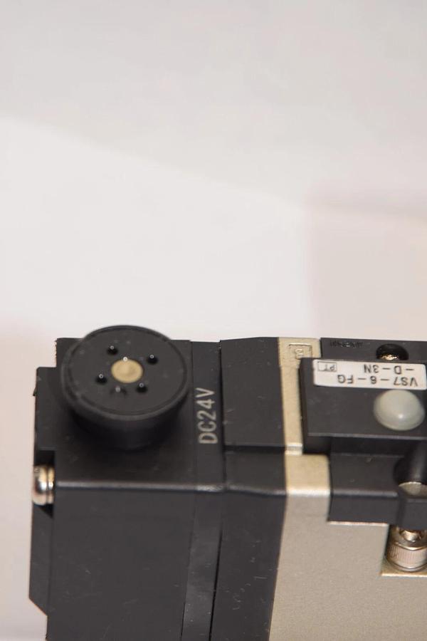 (NEW) SMC VS7-6-FG-D-3N Solenoid Valve 24Vdc Coil
