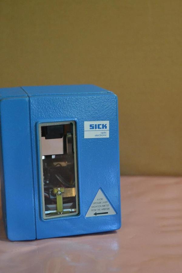 Used SICK OPTIC BARCODE SCANNER CLV295A0012 DC 24V -10/+20% 13 W