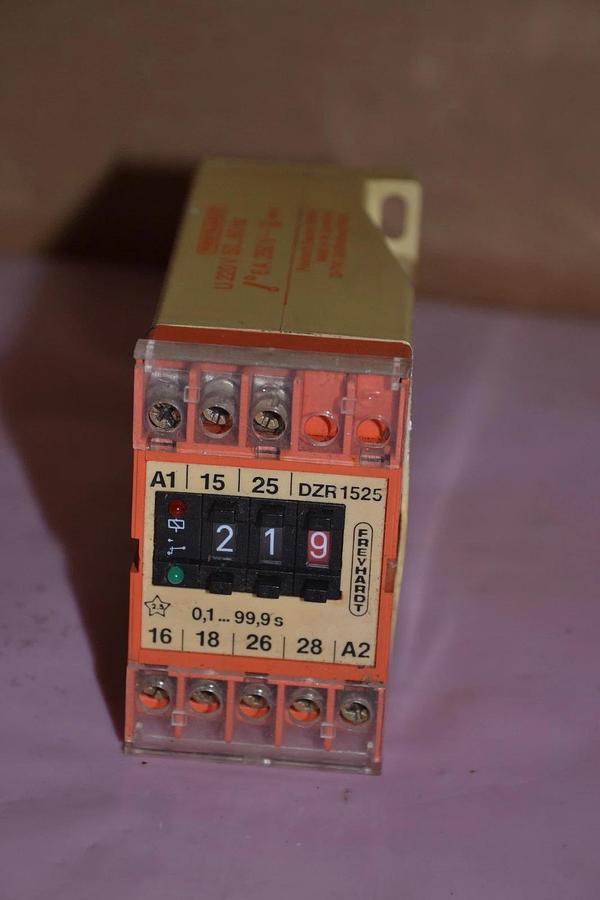 Used FREYHARDT RELAY TIMER DZR1525 DZR 1525  220 V 50/60 HZ 6 A