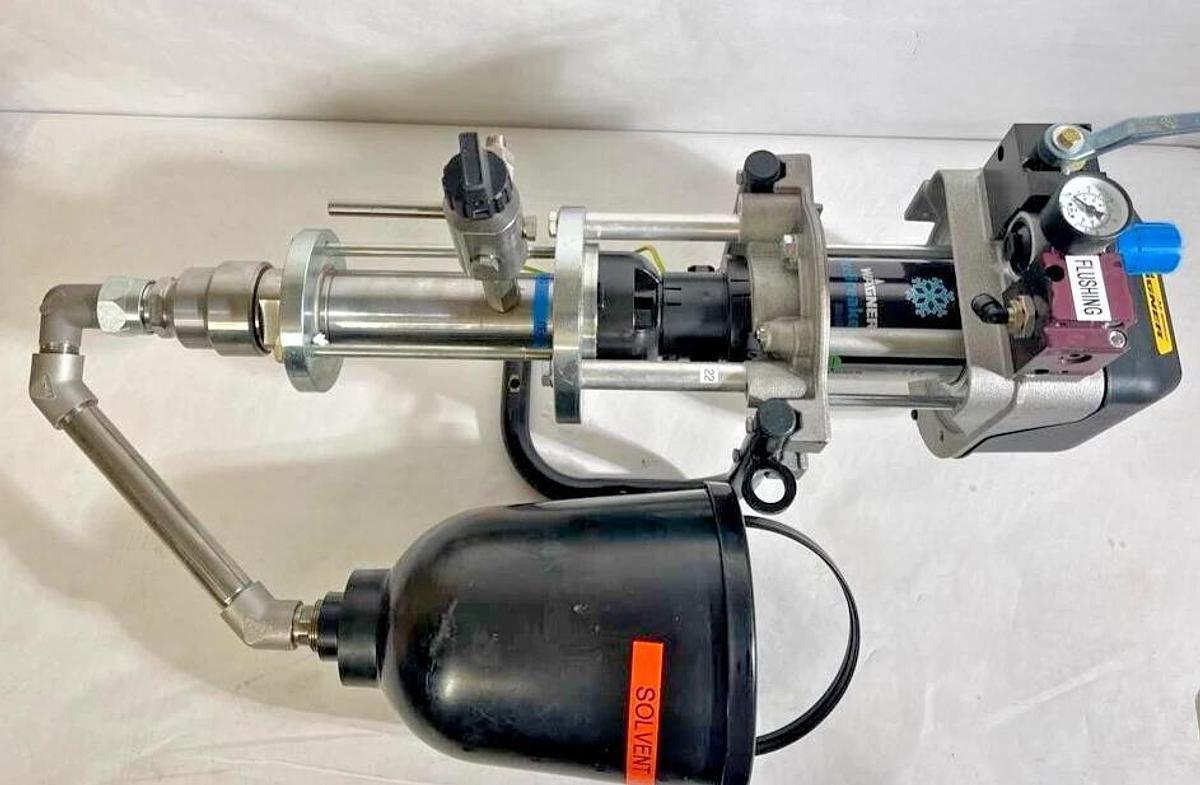 Used Wagner Wildcat 10-70 LP Low Pressure Piston Pump 10-70LP 10:1 4.0MPa w/ Hopper
