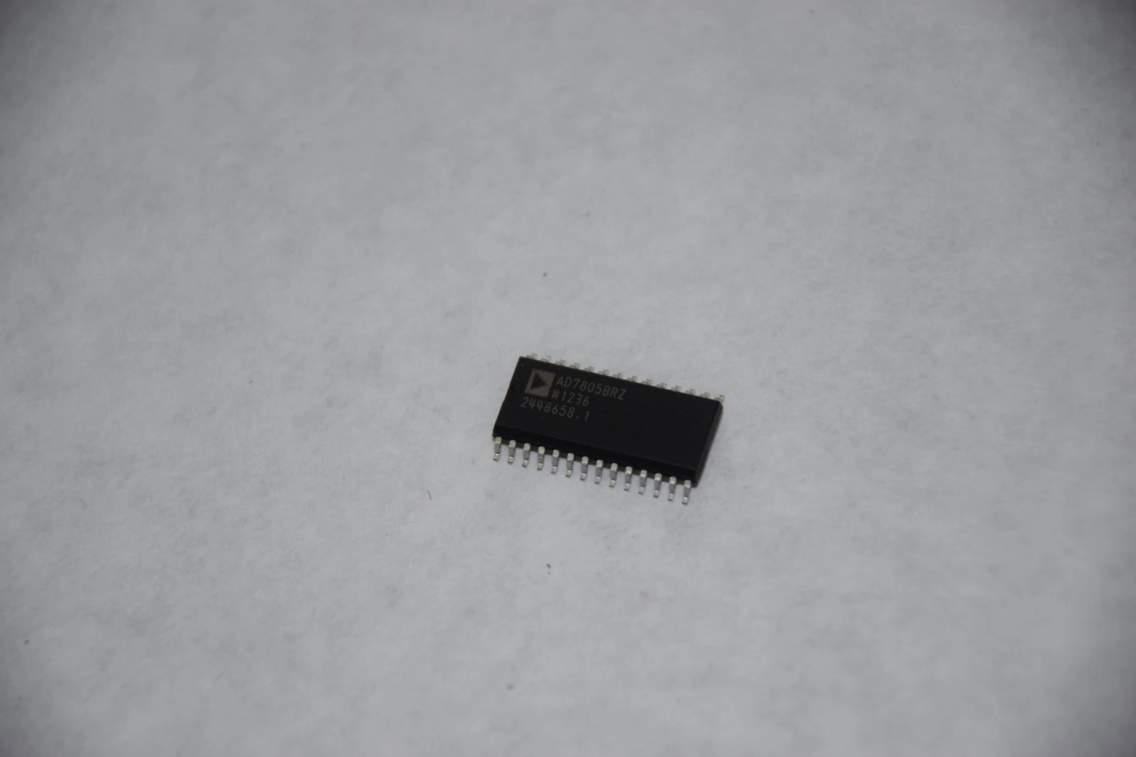 ANALOG DEVICES AD7805BRZ #1236 ANALOG CONVERTER NEW
