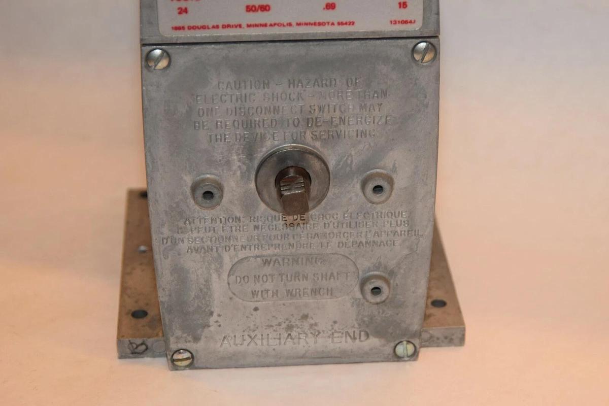 HONEYWELL Modutrol Motor M941B-1007 24V 50/60Hz .69A 15W  (NEW)