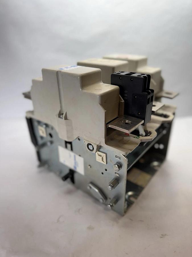Cutler-Hammer CE15TN3 B1 Magnetic Contactor 600V, 420 Amp 120V coil 420A 1070503