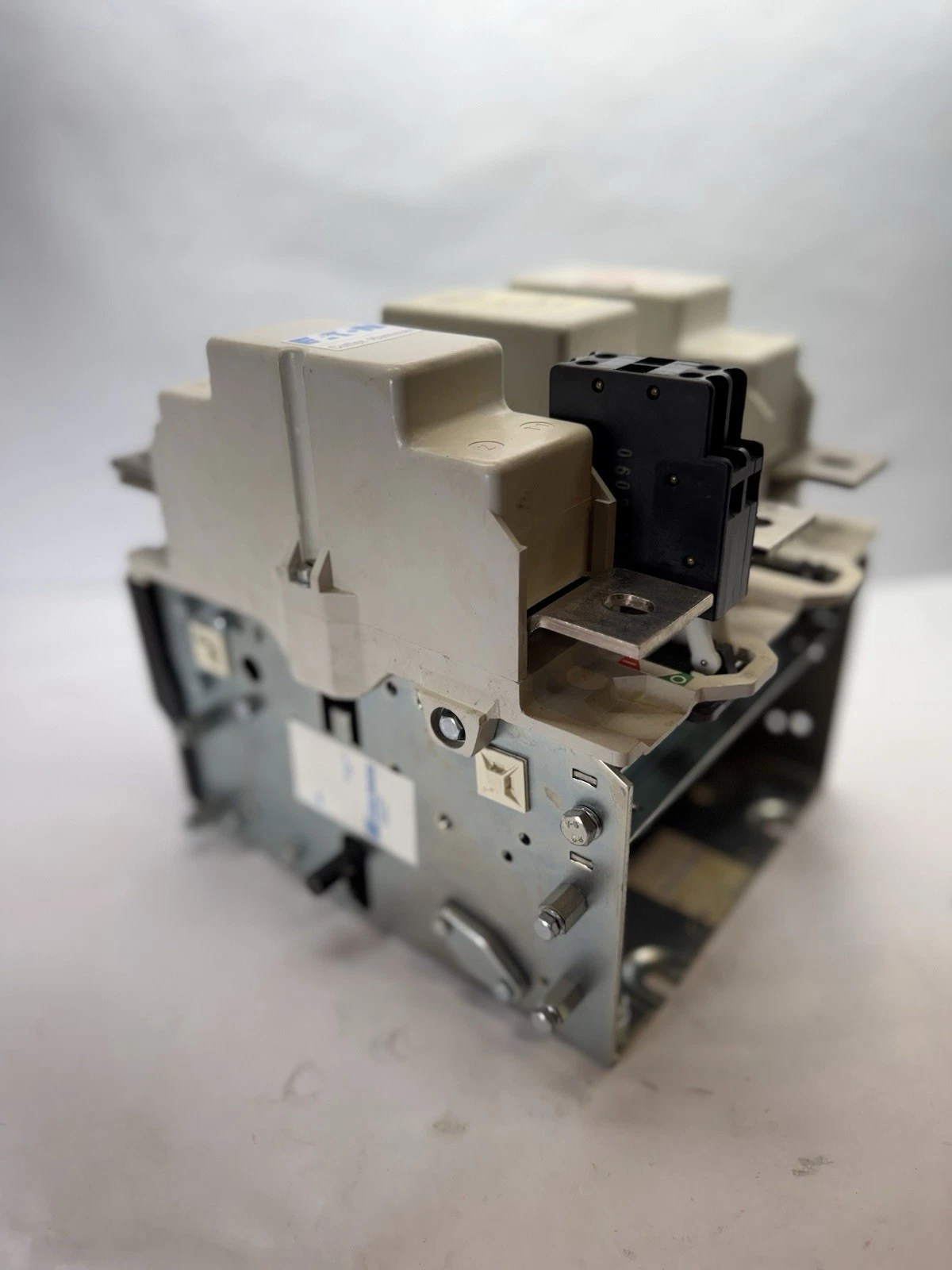 Cutler-Hammer CE15TN3 B1 Magnetic Contactor 600V, 420 Amp 120V coil 420A 1070503