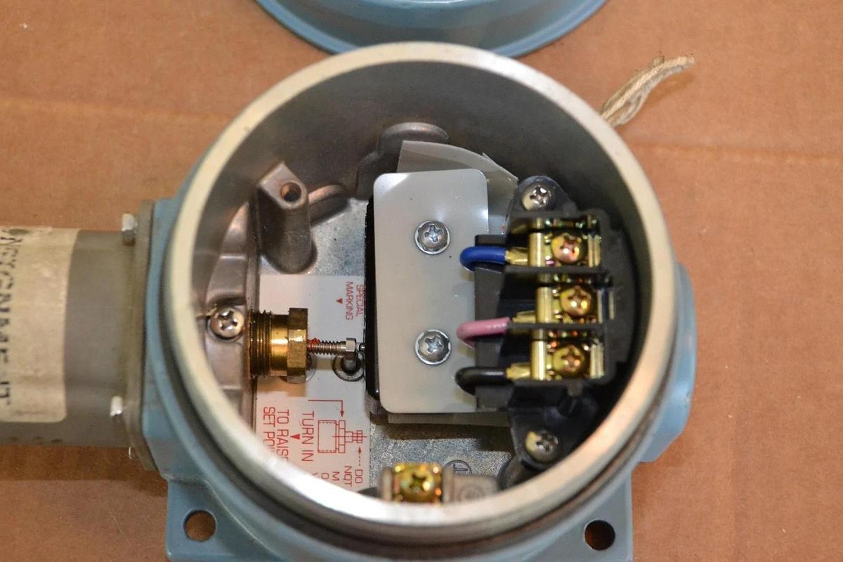 UNITED ELECTRIC UE Pressure Switch J120-S156B 2-100psi Ametek SW Diaphragm NEW