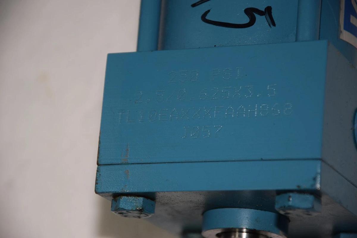 (New) VICKERS TL10EAXXXFAAH868 J057 250psi 5/8" CYLINDER