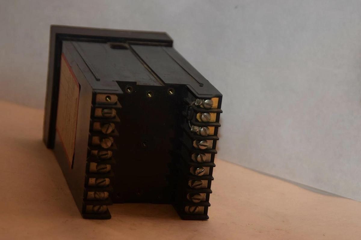 Used PARTLOW 76BFH00310H2000 TEMPERATURE CONTROLLER  0-600 deg F