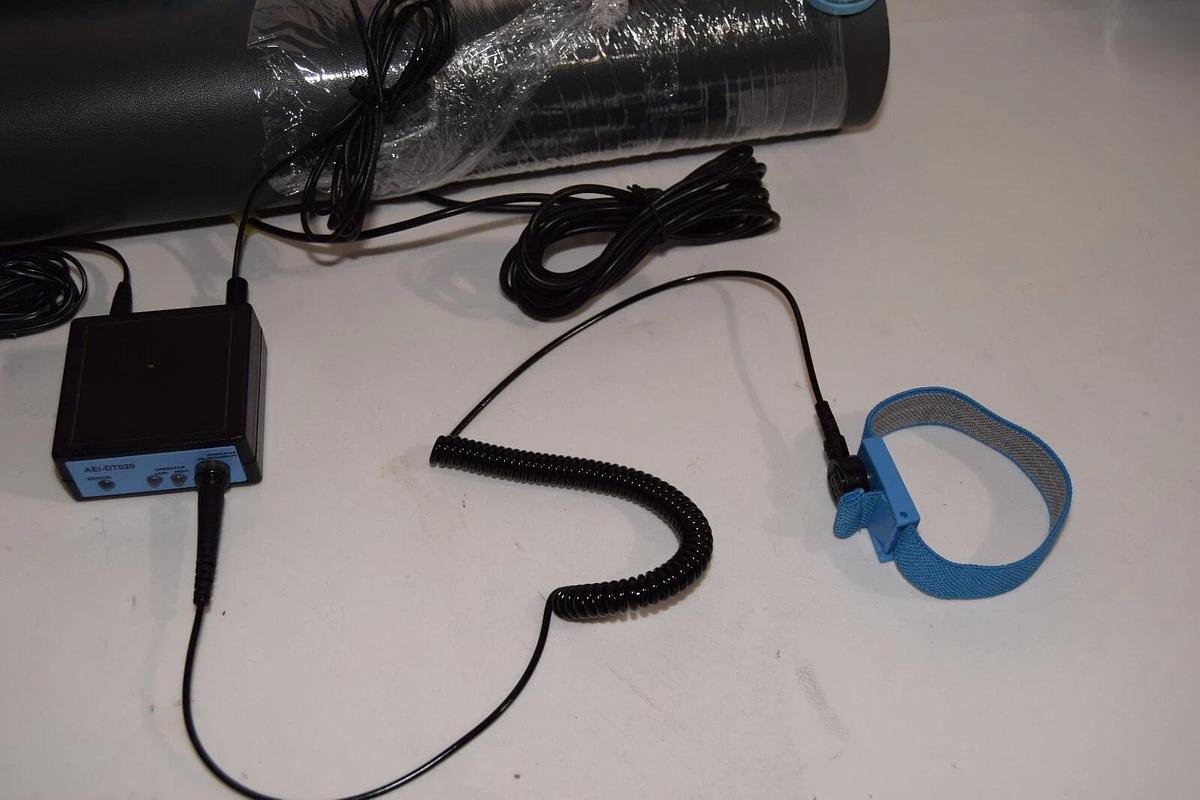 Used ARATRON AEI-DT020 ESD Monitor w/ 2 Mats 47"x36" & 60"x24" Wearwell Desk Mat Kit