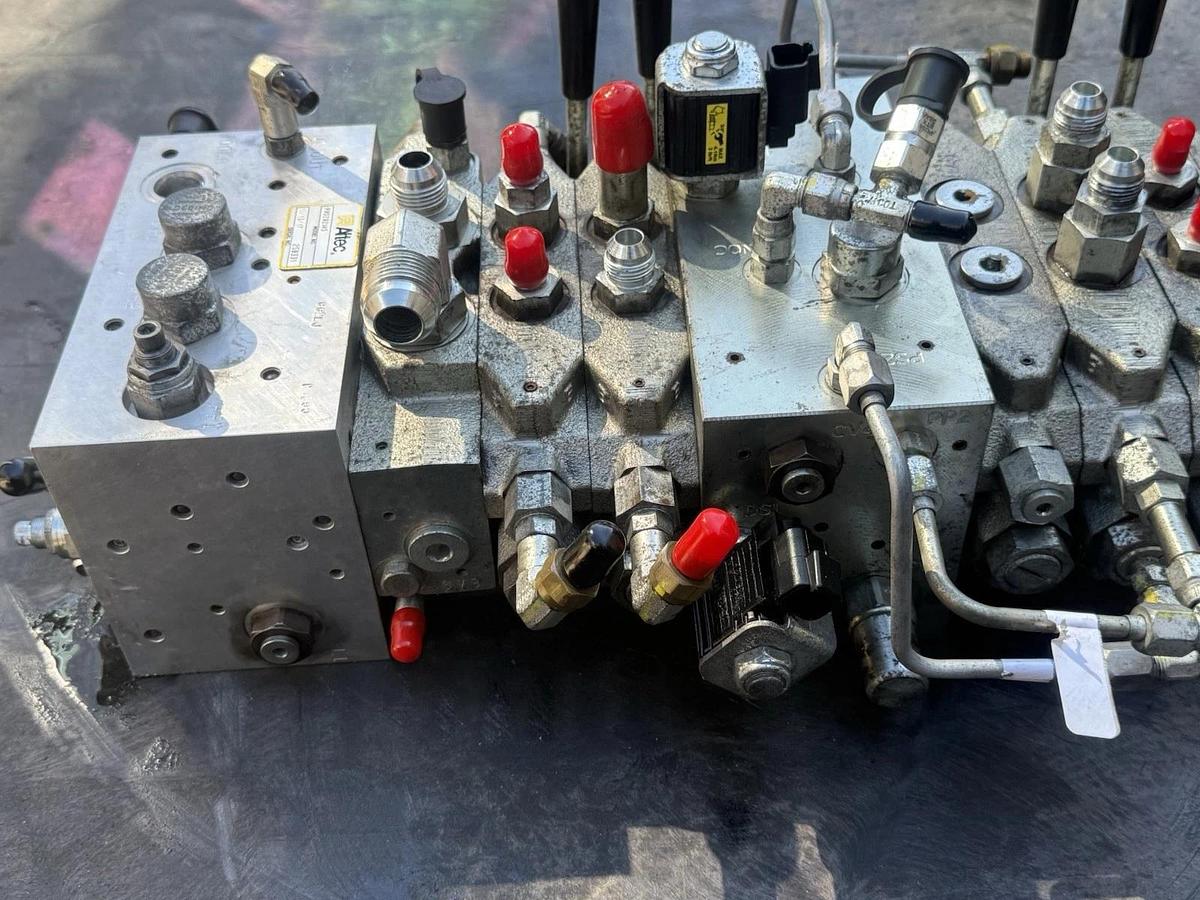 Used Altec 990292145, DB5195.800 Hydraulic Valve Block 7 spool Valve