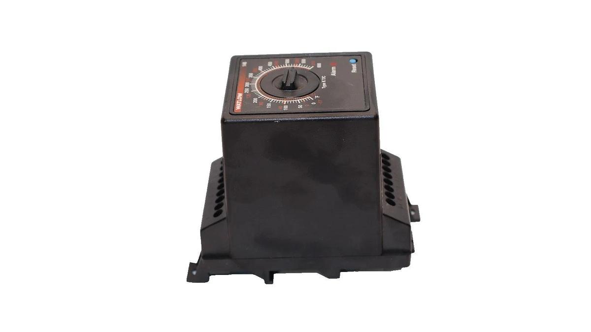 Used Watlow 146E-1628-3000 Temperature Controller