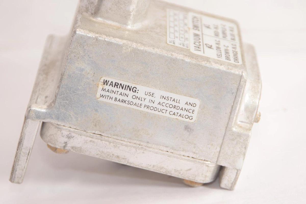 Used BARKSDALE CONTROLS VCD2H-H18SS .8-30HG/Vac 30" HG/Vac Pressure Switch