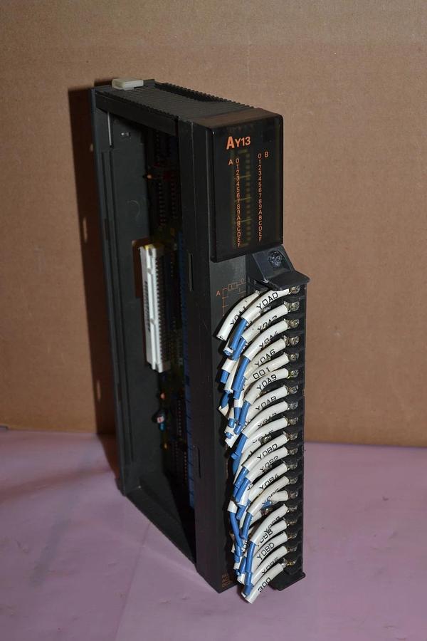 Used MITSUBISHI MELSEC AY13 PROGRAMMABLE CONTROLLER OUTPUT MODULE
