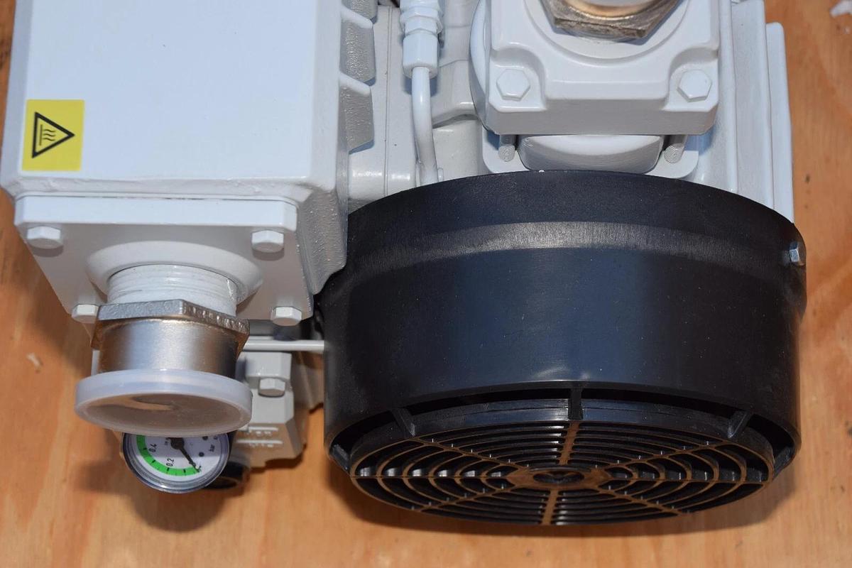 Pfeiffer Vacuum Vane Pump HENA Line Hena 25 PK D02 207 A  PKD02207A 1ph  (NEW)