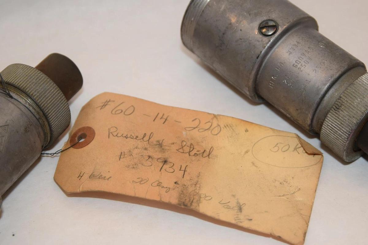 (NEW) RUSSELL & STOLL DIVISION 3934 20A, 600 30A, 250Vac Connector