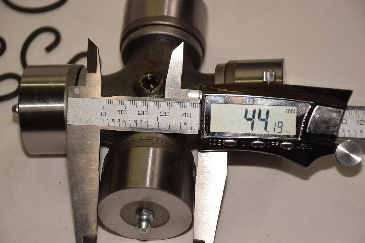 JOHNSON POWER 77124-B061 1260CB-4PL1 125mm 4pt LUBE STYLE CROSS & BEARING NEW