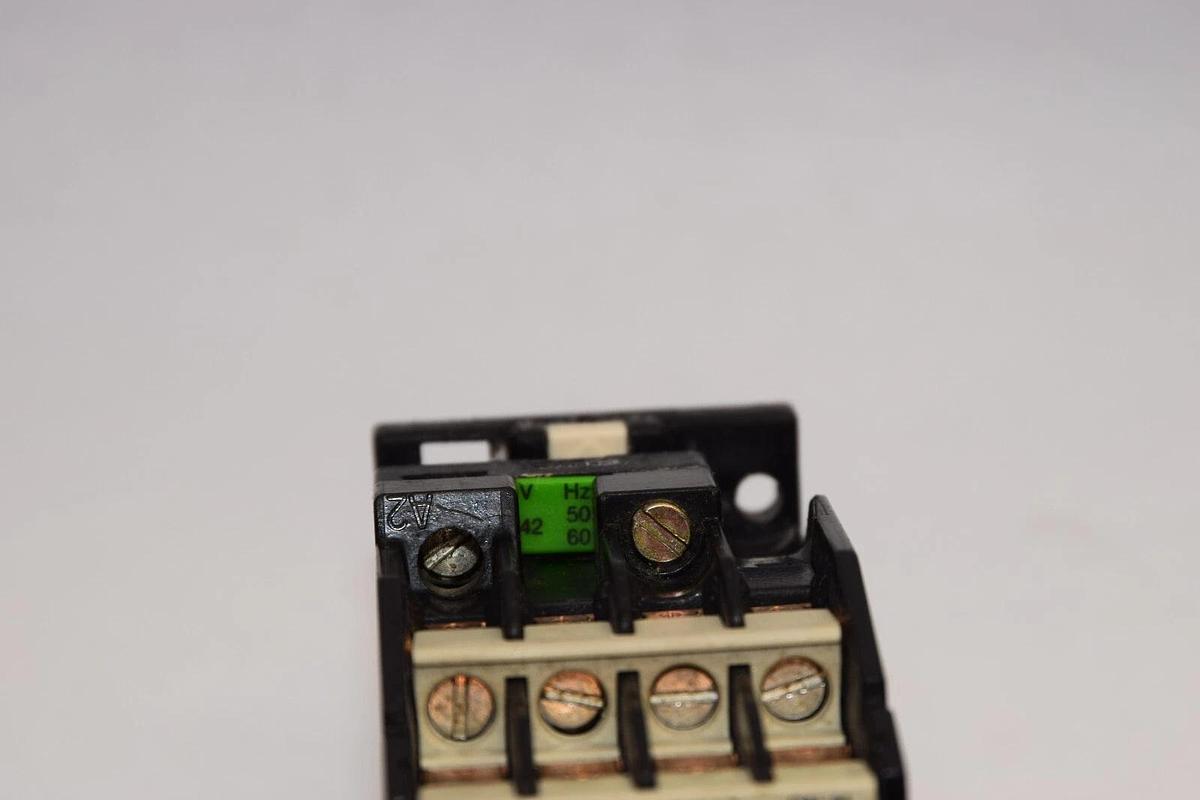 Used SIEMENS 3TH82 62-0A 42V Coil Contactor