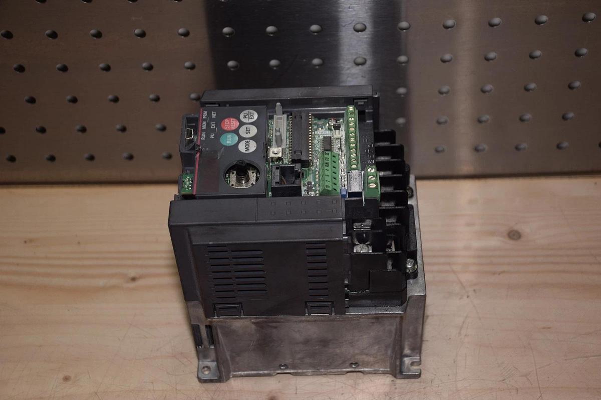 Used Mitsubishi Drive, FR-E720-1.5K FRE72015K Inverter 8A 3PH AC200-240V 0.2-400Mhz