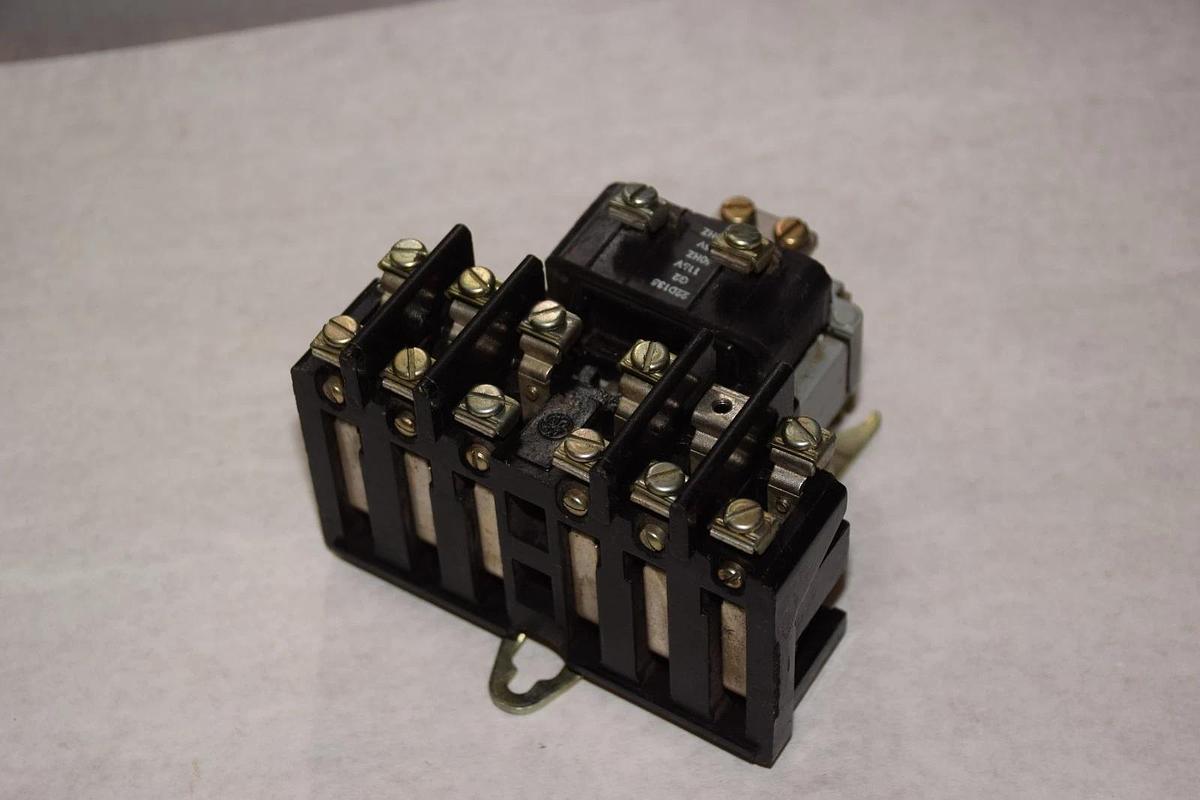 Used GENERAL ELECTRIC CR2810A14DE 10A 115V COIL CONTACTOR