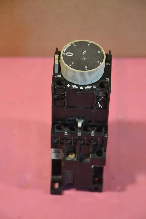 Used TELEMECANIQUE RELAY CA2-DN1319 WITH LA3-D22 600V 600 V