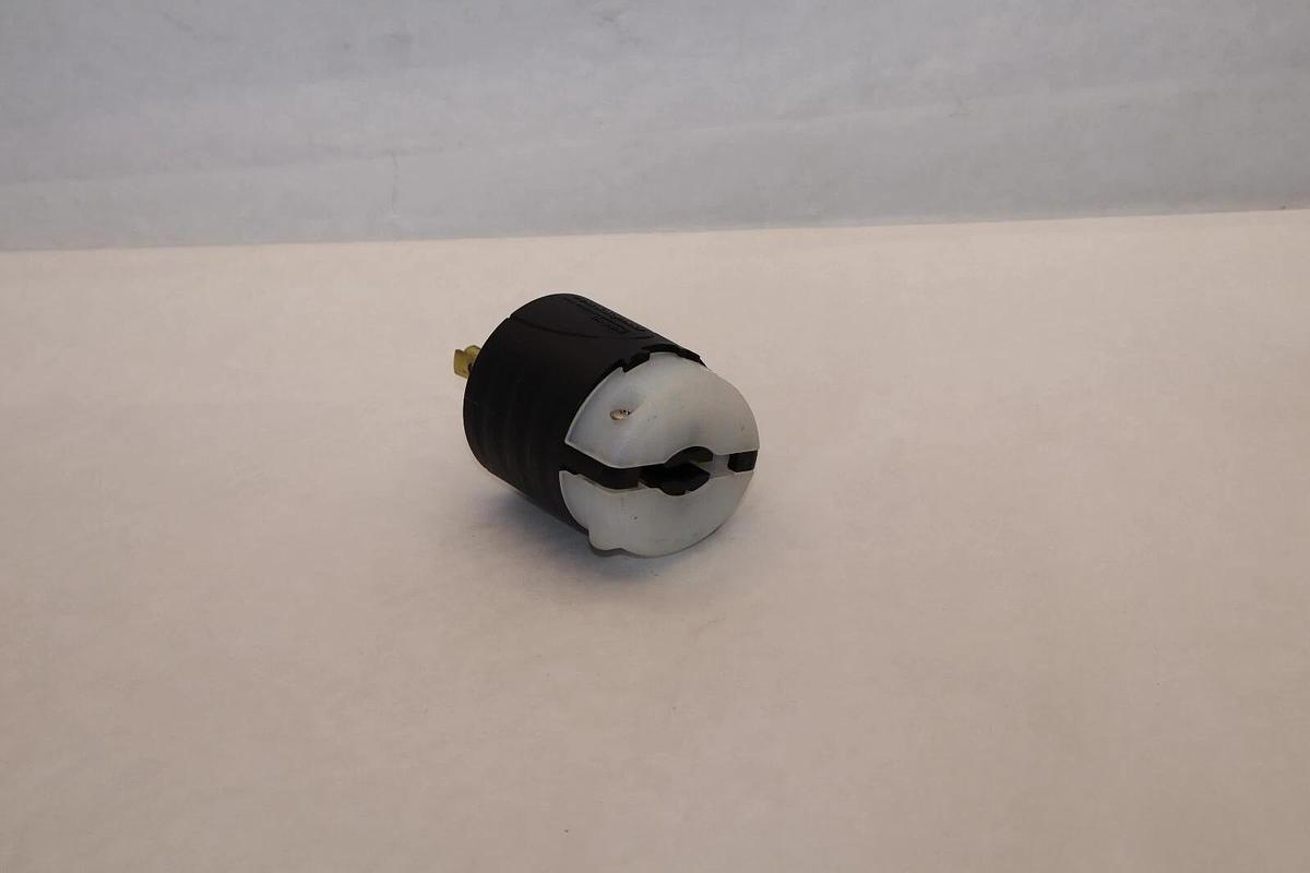 (NEW) PASS & SEYMOUR L520P 20A 125V Twist-Locking Plug