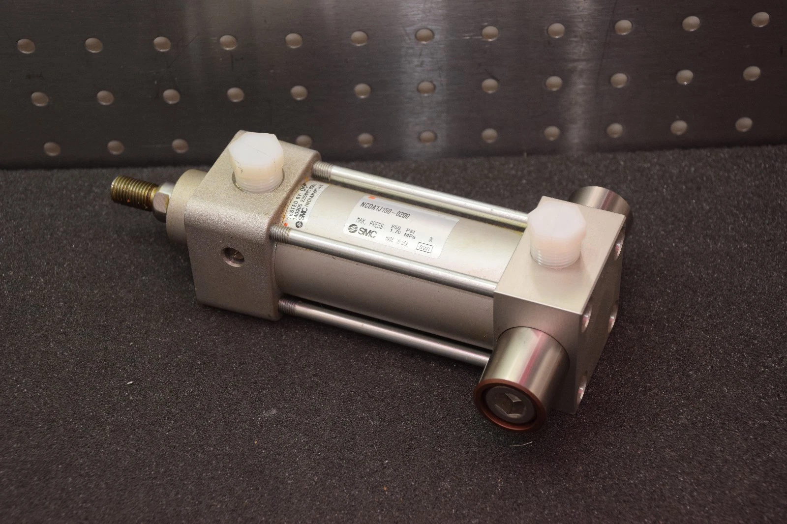 Used SMC NCDA1J150-0200 250psi 1.70MPa TIE ROD CYLINDER