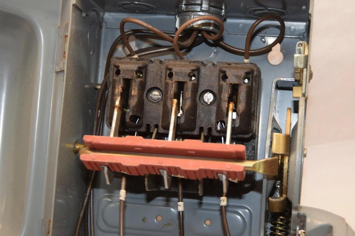 Used Square D 30 Amp single throw Safety Switch 600 V HU-361 series A2 30A 30 A