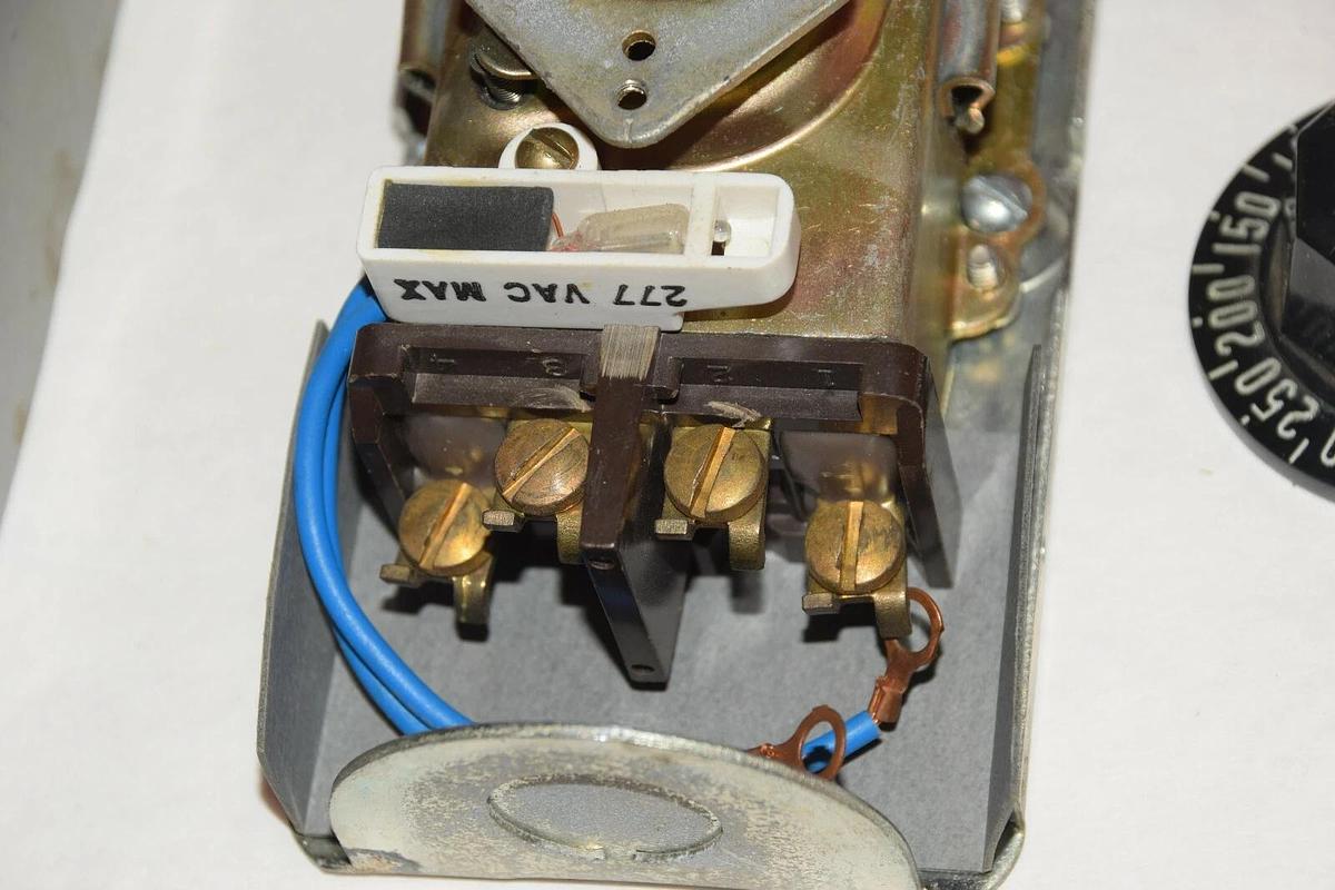 NEW ROBERTSHAW NEW STANTON DIVISION 100-550 TEMPERATURE RANGE