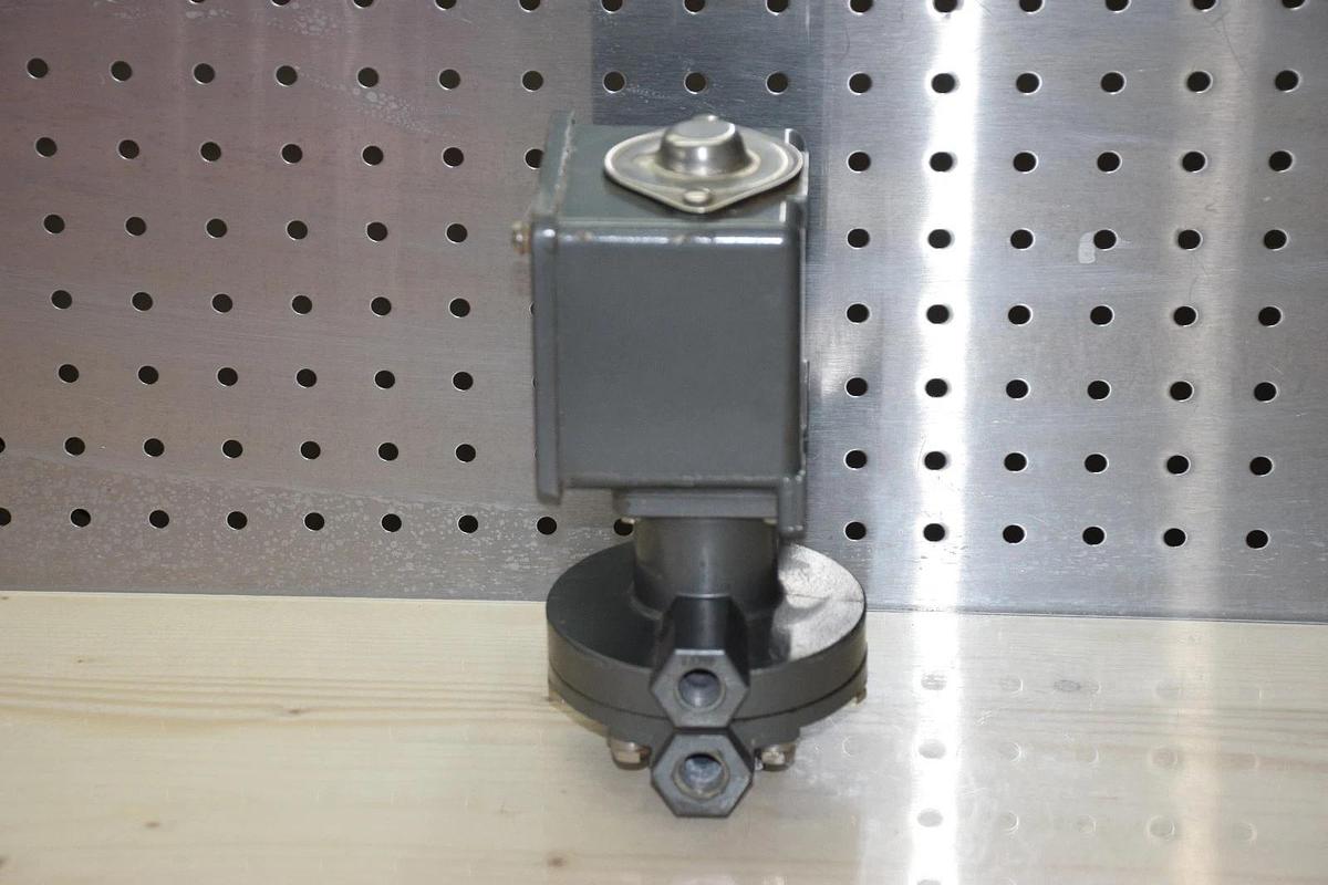 Used UNITED ELECTRIC H105K 456 1.5MPA 15A 480VAC PRESSURE CONTROLLER SWITCH