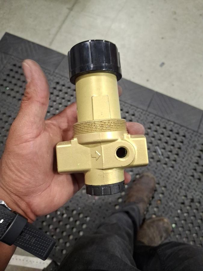 (NEW) NORGREN R07-102-RNEA Regulator with Meco 100 0-15psi Gauge