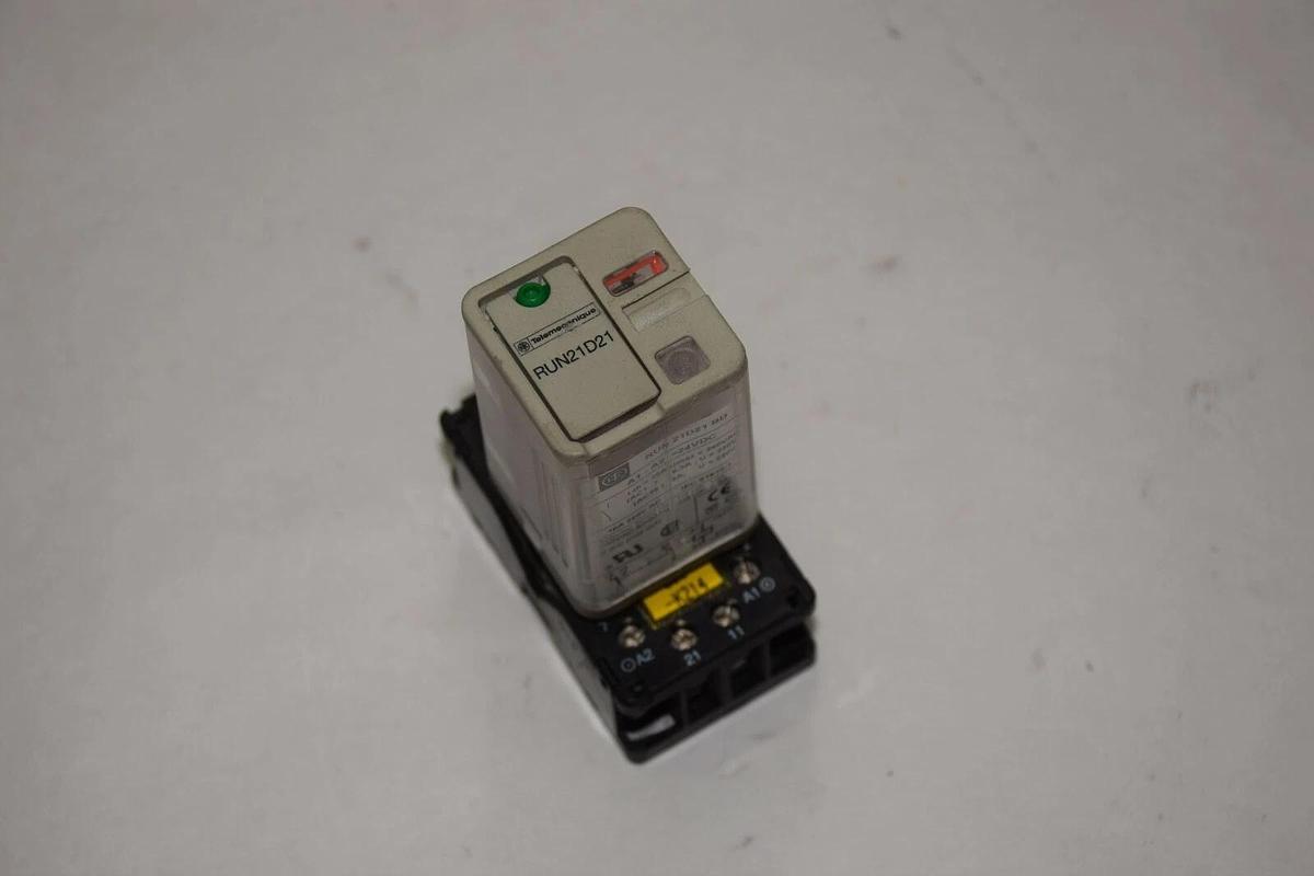 Used TELEMECANIQUE RUN21D21 BD 24VDC 240VAC  RELAY WITH RUZ1D 10A 400VAC RELAY BASE