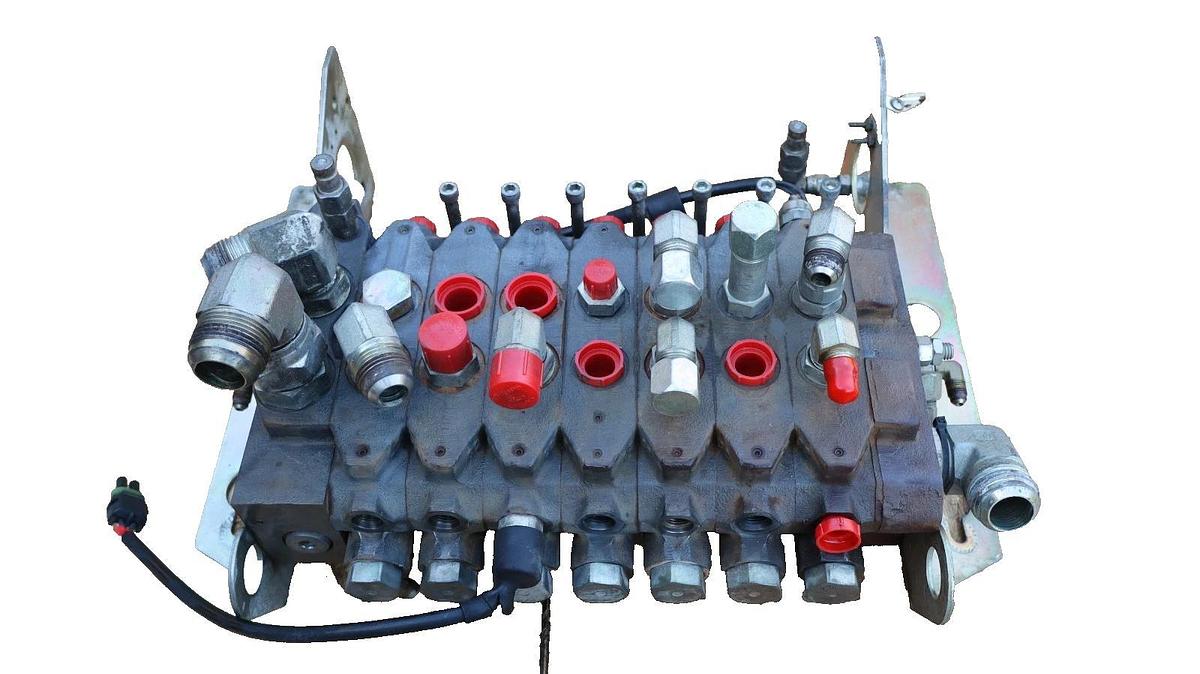 Used Altec 352-20070 , 35220070 , DB5195.800 Hydraulic Valve Block 7 Spool
