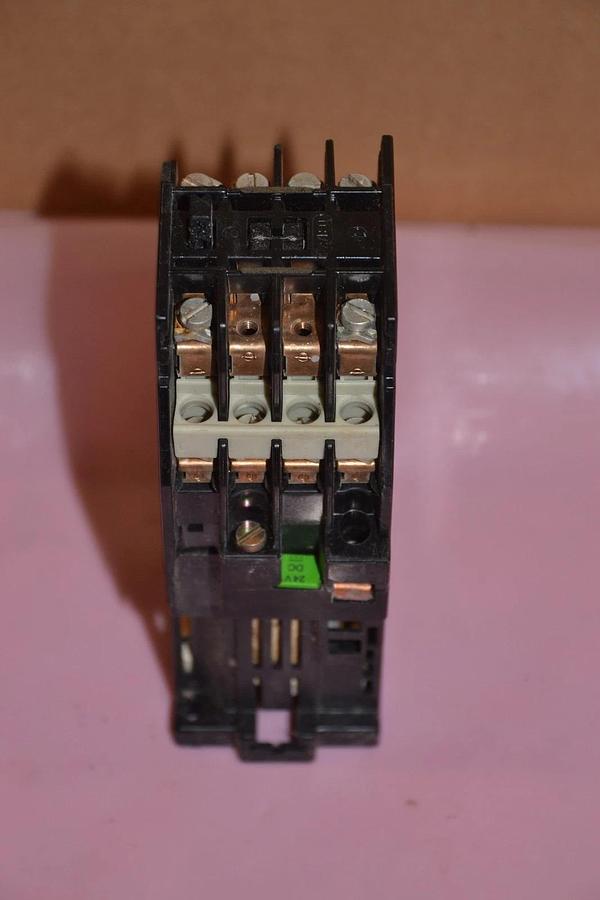 Used SIEMENS CONTACTOR  RELAY 3 TH 82 62 - 0B 3TH8262-0B  3TH82620B 24 V 24V