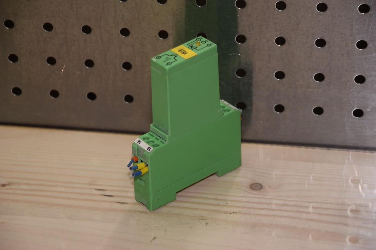 Used PHOENIX CONTACT EMG 17-0V-24DC/60DC/3 EMG170V24DC/60DC/3 MODULE