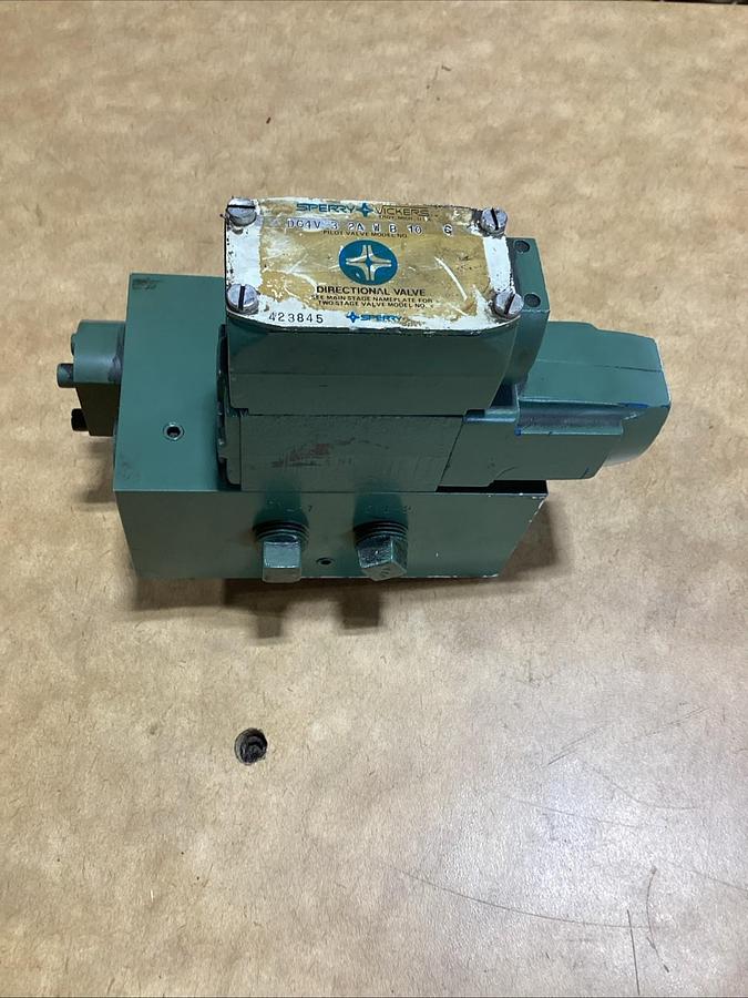 Vickers Directional Control Valve DG5V-8-S-33C-2-T-M-U-H-10 DG4V3S6CMUH560 *NOS*