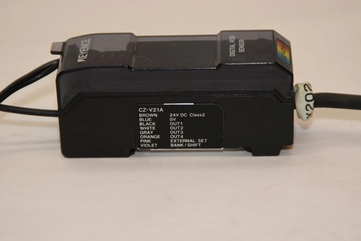 Used KEYENCE CORPORATION CZ-V21A CZV21A  24Vdc Digital RGB Fiber Optic Amplifier