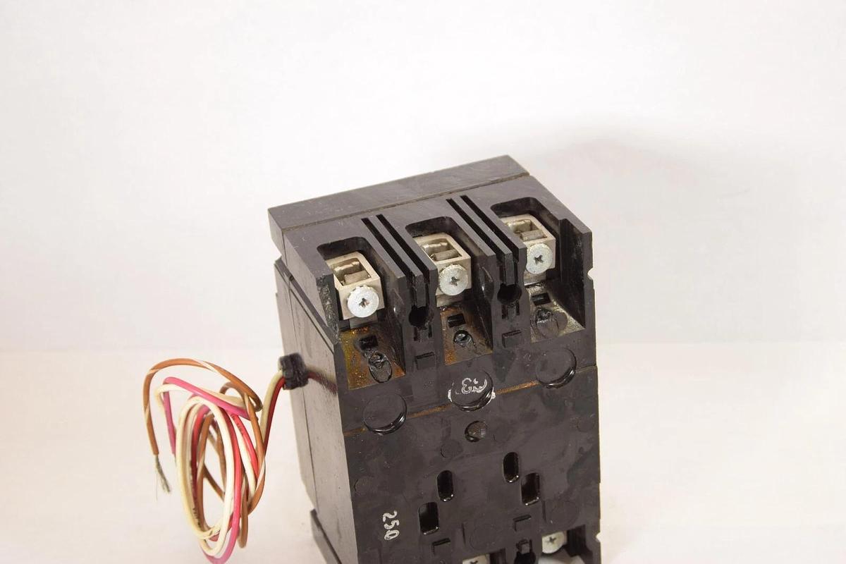 (NEW) GE GENERAL ELECTRIC TED134090 90A 90 Amp 3 Pole 480Vac Breaker *Chip*