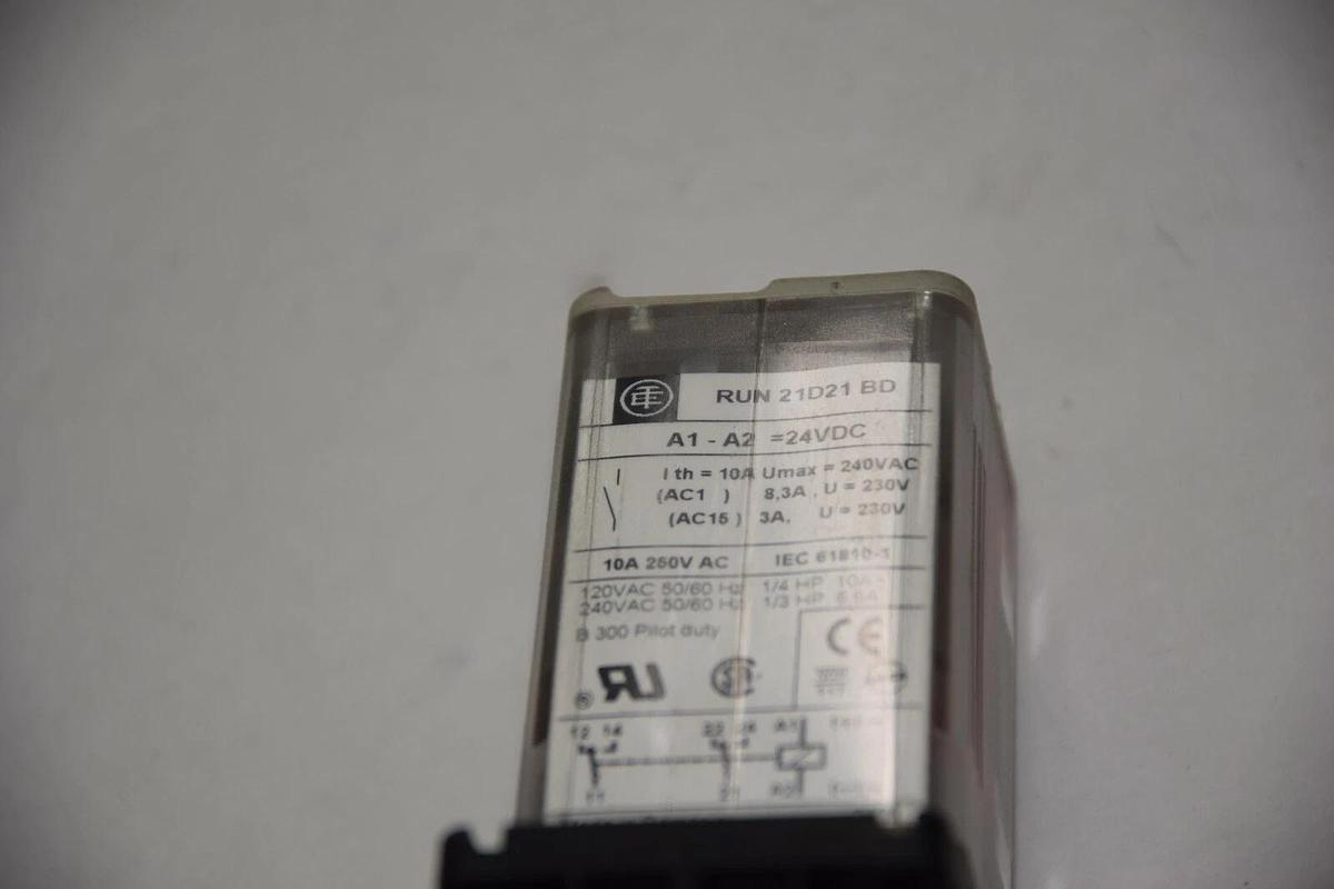 Used TELEMECANIQUE RUN21D21 BD 24VDC 240VAC  RELAY WITH RUZ1D 10A 400VAC RELAY BASE