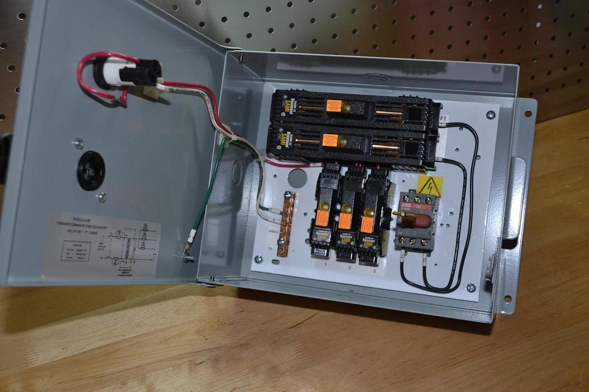 DAYKIN ELECTRIC ML2F3F-17 Z688 TRANSFORMER DISCONNECT 480v NEW