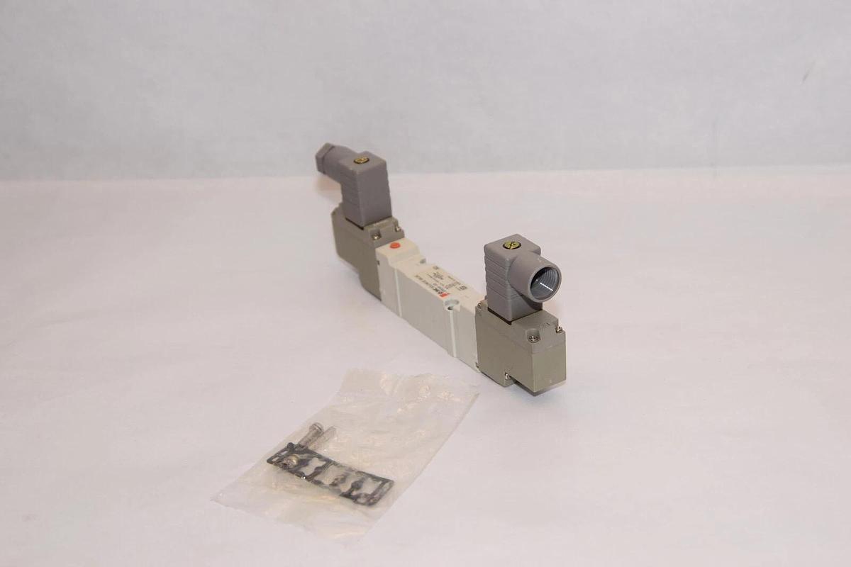 (NEW) SMC 30-SY5240-5D 24V Coil Solenoid Valve
