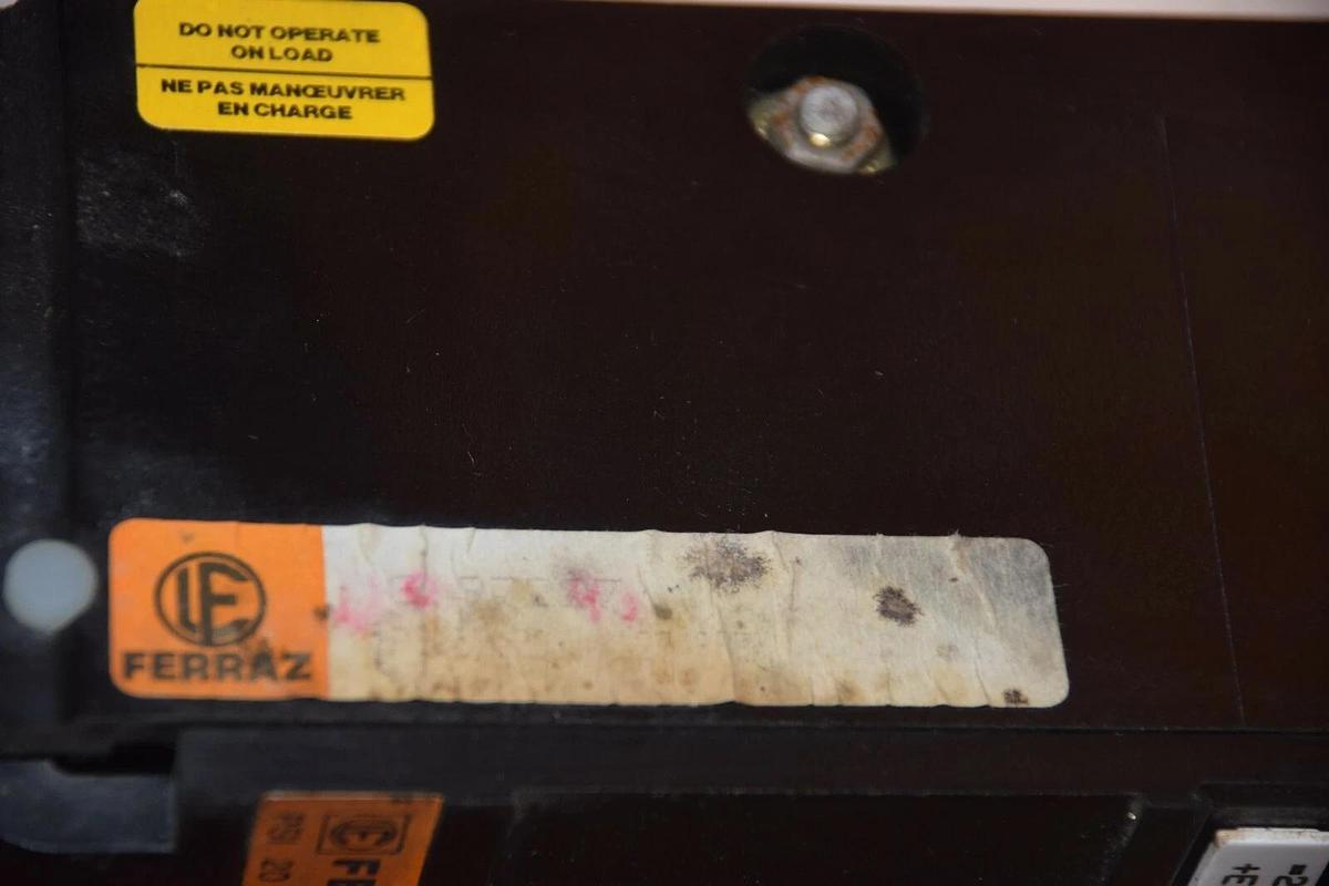 Used FERRAZ SHAWMUT 3-97227 397227 FUSE BLOCK WITH (2) S0867 40A FUSE