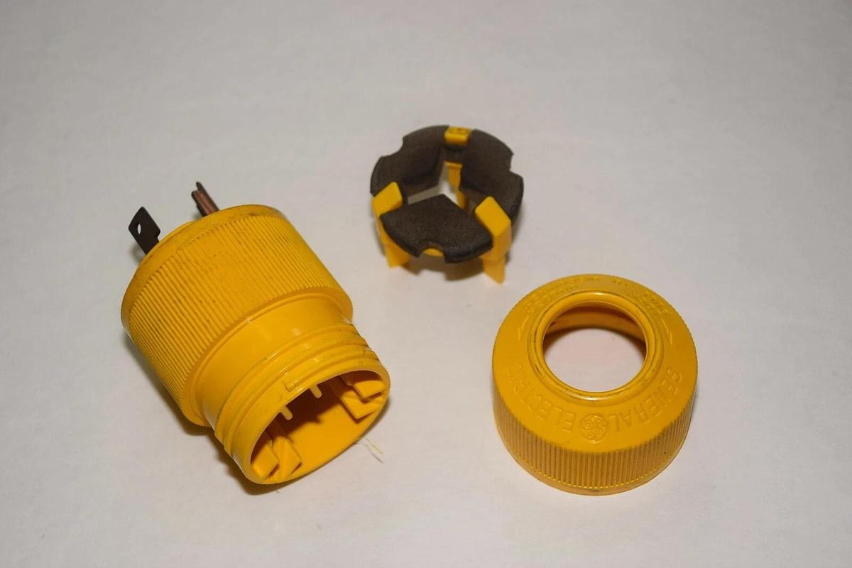 NEW GE GENERAL ELECTRIC L10 30A 125/250V LOCKING PLUG