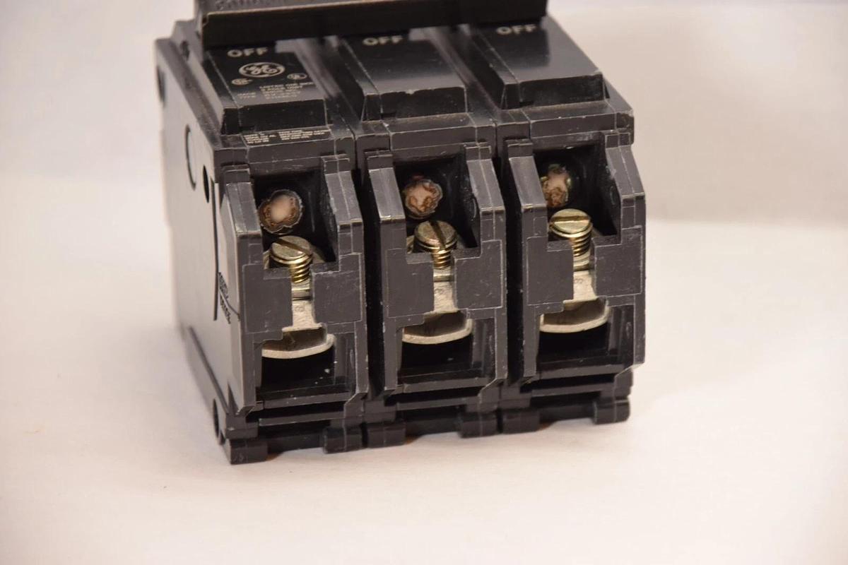 (NEW) GE GENERAL ELECTIRC RV-2937 , E11592-C 3 Pole 30Amp Circuit Breaker