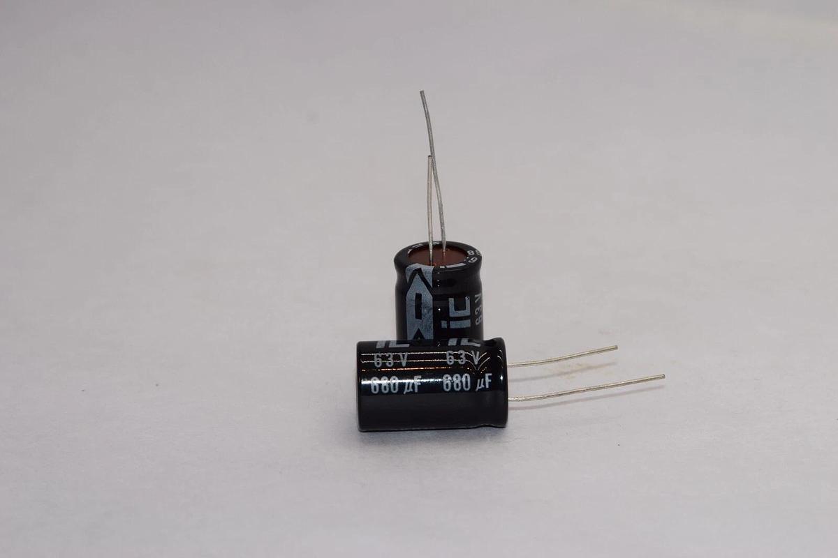 (NEW - Lot 2) ILLINOIS CAPACITOR CKHM M105C 63V 680uF Capacitor