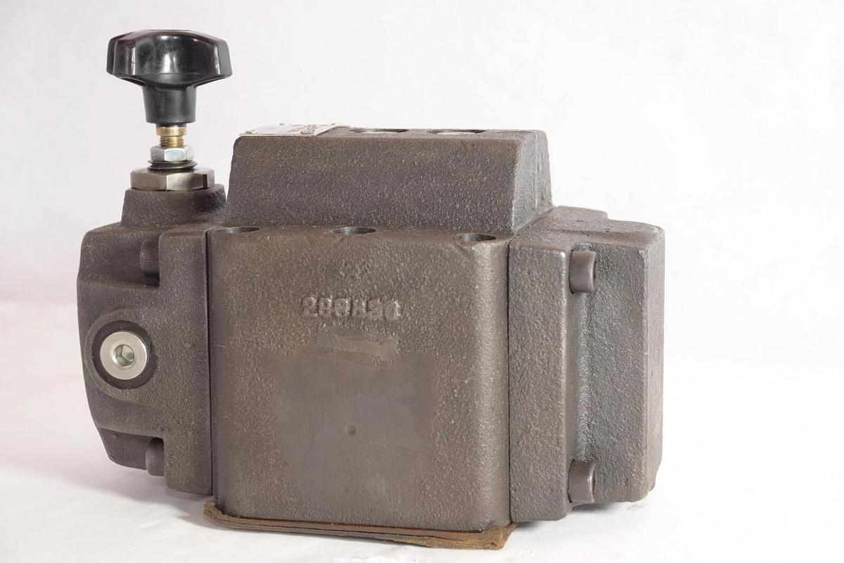 VICKERS EATON XCG 10 16 30 XCG101630 REDUCING VALVE  1000 PSI *NOS*