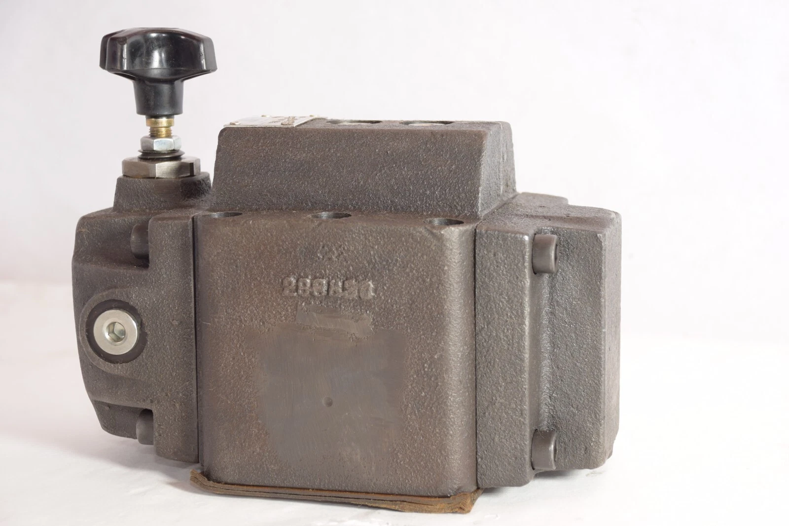 VICKERS EATON XCG 10 16 30 XCG101630 REDUCING VALVE 1000 PSI *NOS*